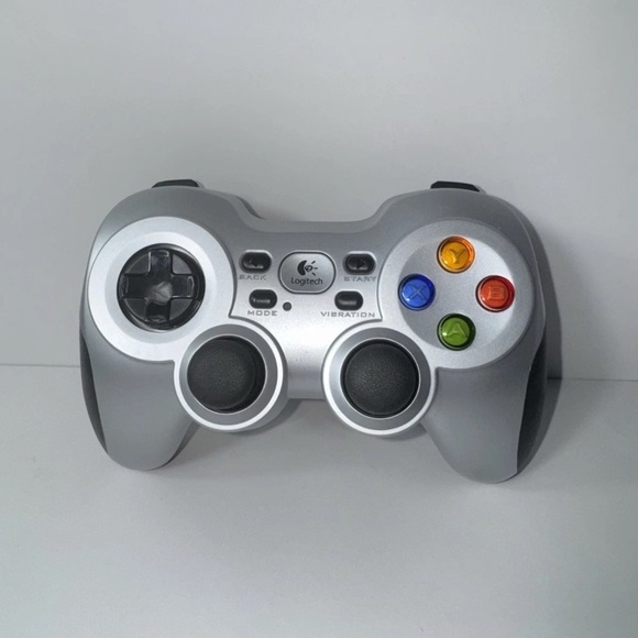 Logitech F710 Wireless Gamepad Controller -Silver No dongle - Picture 1 of 7